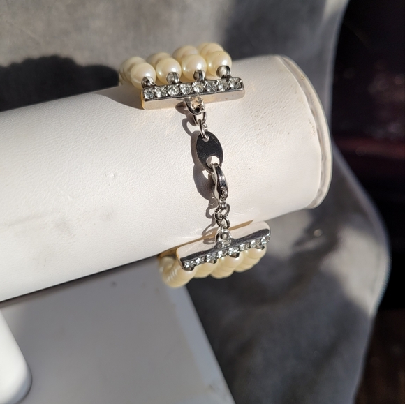 Avon Silver-plated 3 strand faux pearl bracelet with rhinestones - Picture 2 of 5